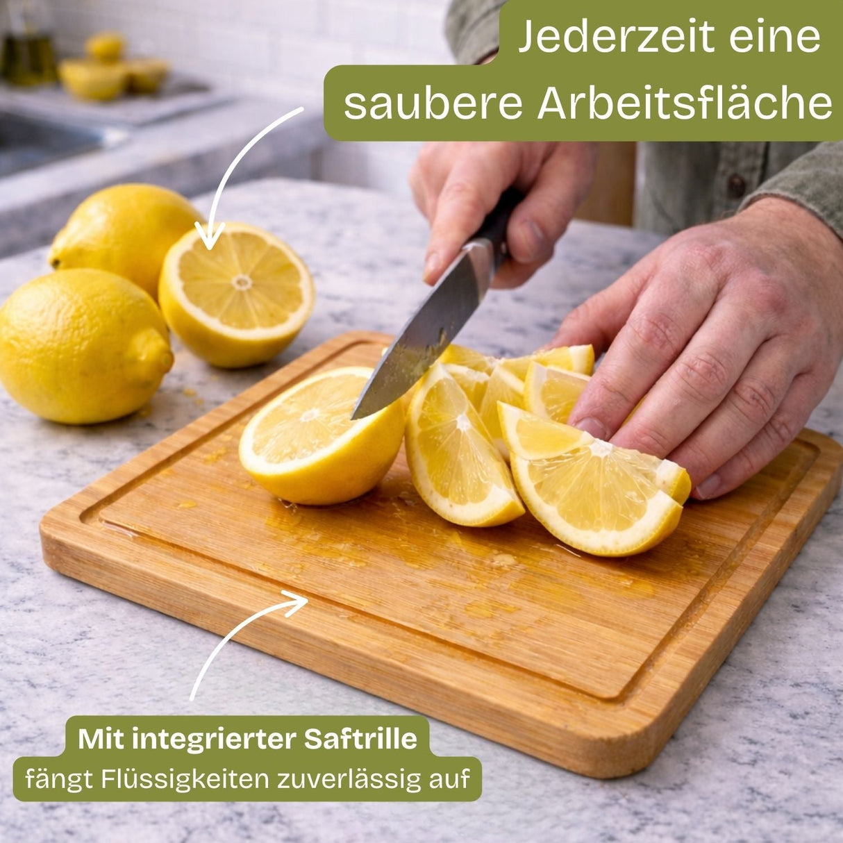 Hellbraunes Holzschneidebrett mit integrierter Saftmulde.