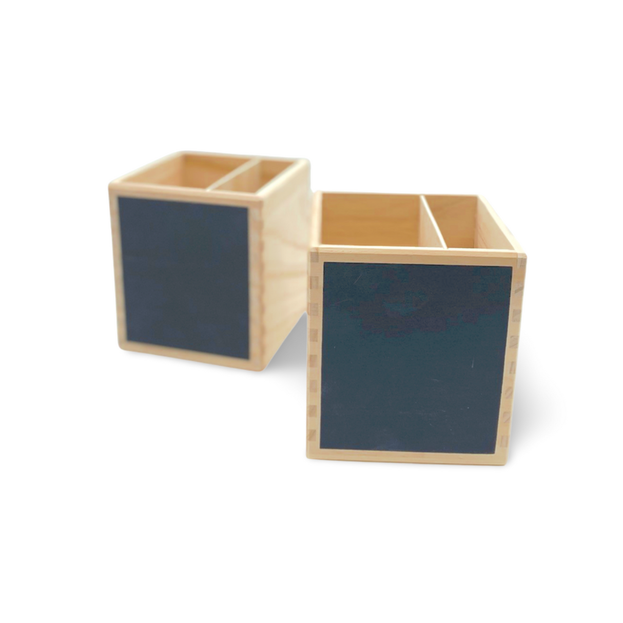 Holzwürfel für Kreidetafel-Speicher mit Tafeln an den Seiten, konzipiert zum Organisieren und Präsentieren von Gegenständen.
