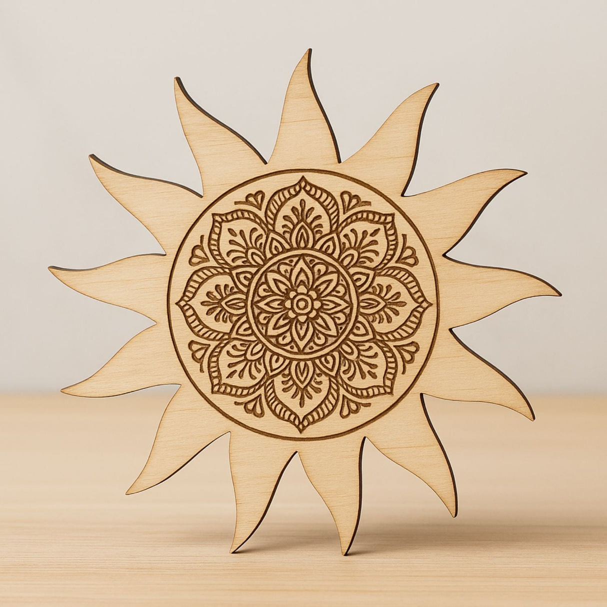 Heller Holzausschnitt in Form einer Sonne mit einem in der Mitte eingravierten Mandala-Muster.