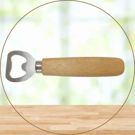 Ein Flaschenöffner mit einem leichten, holzähnlichen Griff und einem silberfarbenen Metallkopf.