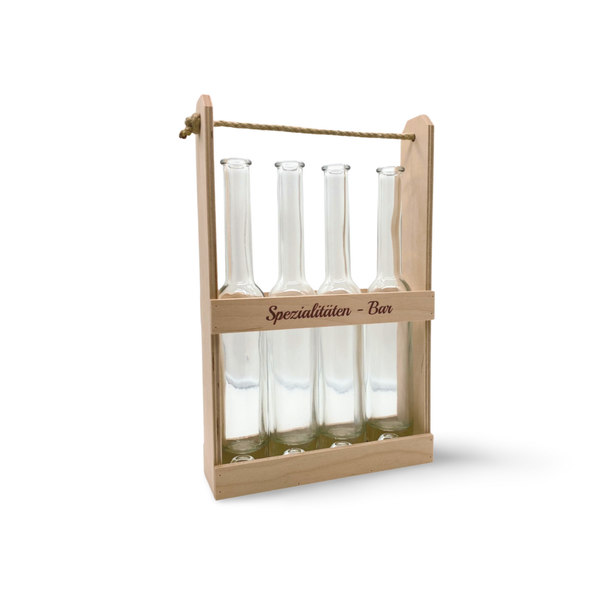 Ein hölzerner Halter mit einem Seilgriff, der vier klare, leere Glasflaschen enthält.