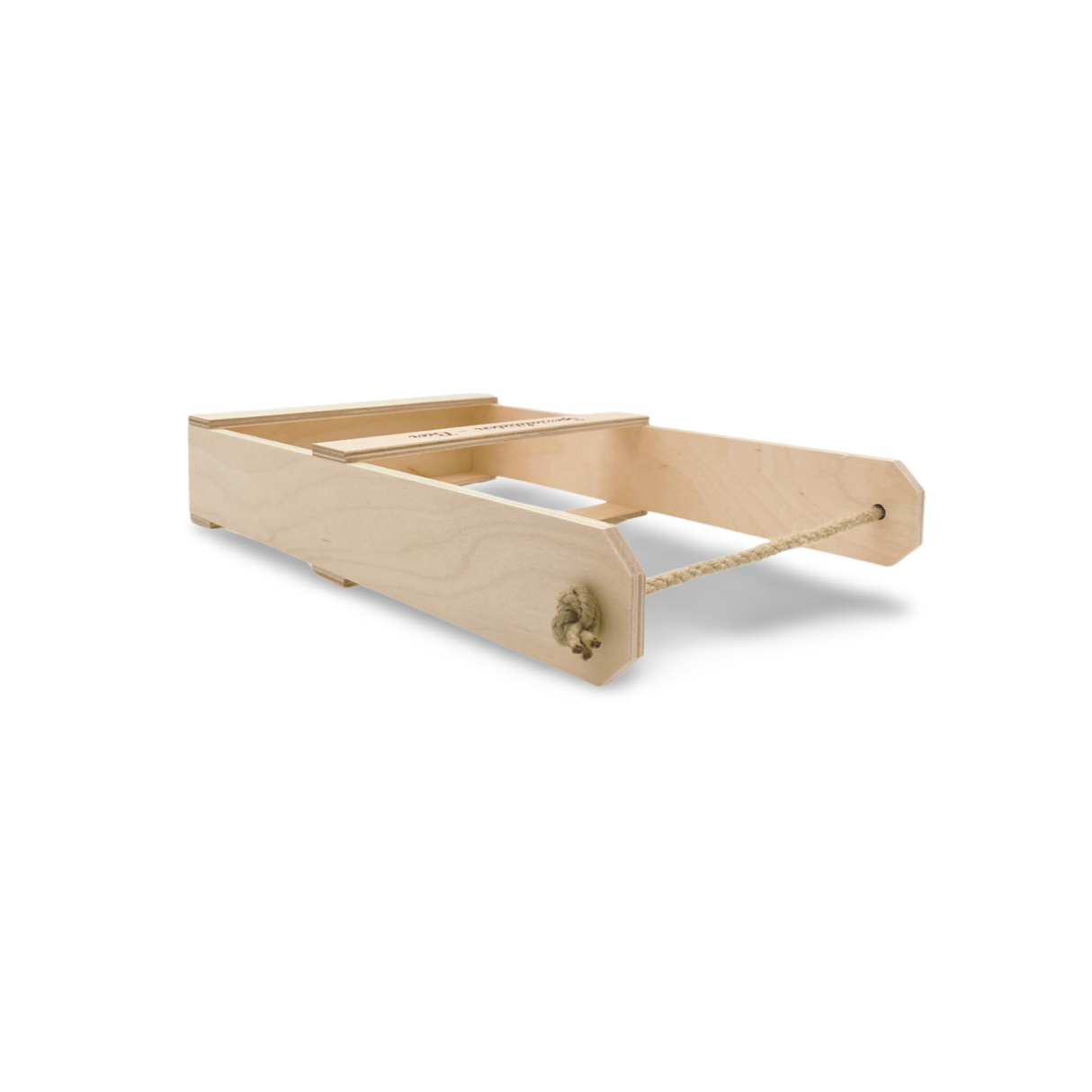 Ein helles Holzspielzeug zum Nachziehen oder ein Wagen mit einem Seilgriff.