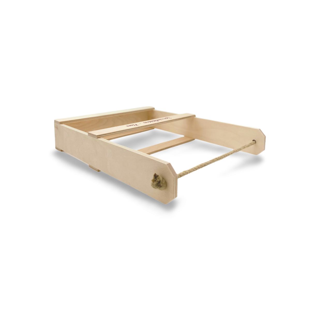 Hellbrauner Holzschlitten mit einem Seilgriff.