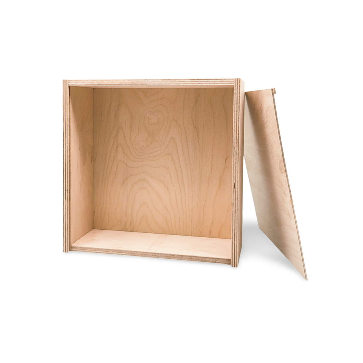 Offene Sperrholzkiste mit Deckel.