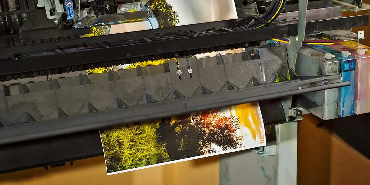 Ein Großformatdrucker, der aktiv ein lebendiges naturthemenbedrucktes Exemplar erstellt.