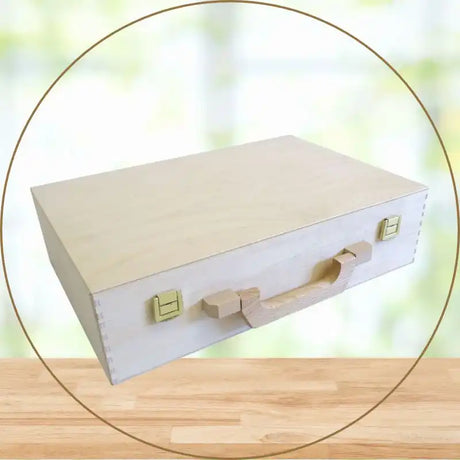 Hell gestrichene Holzaktentasche mit Griff und zwei Schnallen.