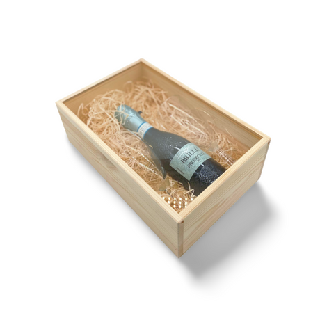 Weinflasche in einer Holzkiste mit Strohhalm.