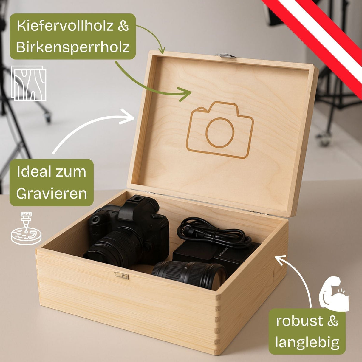Eine helle Holzkiste zur Aufbewahrung von Kameraausrüstungen mit einem geätzten Kamerasymbol auf dem Deckel. Sie ist aus Kiefern- und Birkensperrholz gefertigt, ideal für Gravuren und wird als robust und langlebig beschrieben.