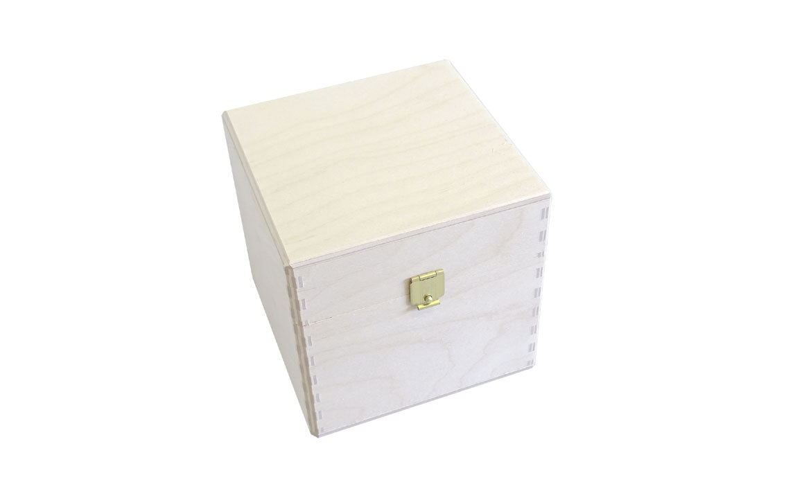 Holzkiste mit Klappdeckel