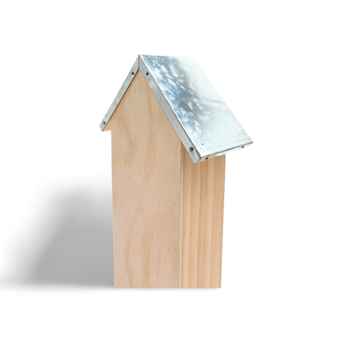 Holz-Vogelhaus mit silbernem Metall-Dach und dreieckigem Design.