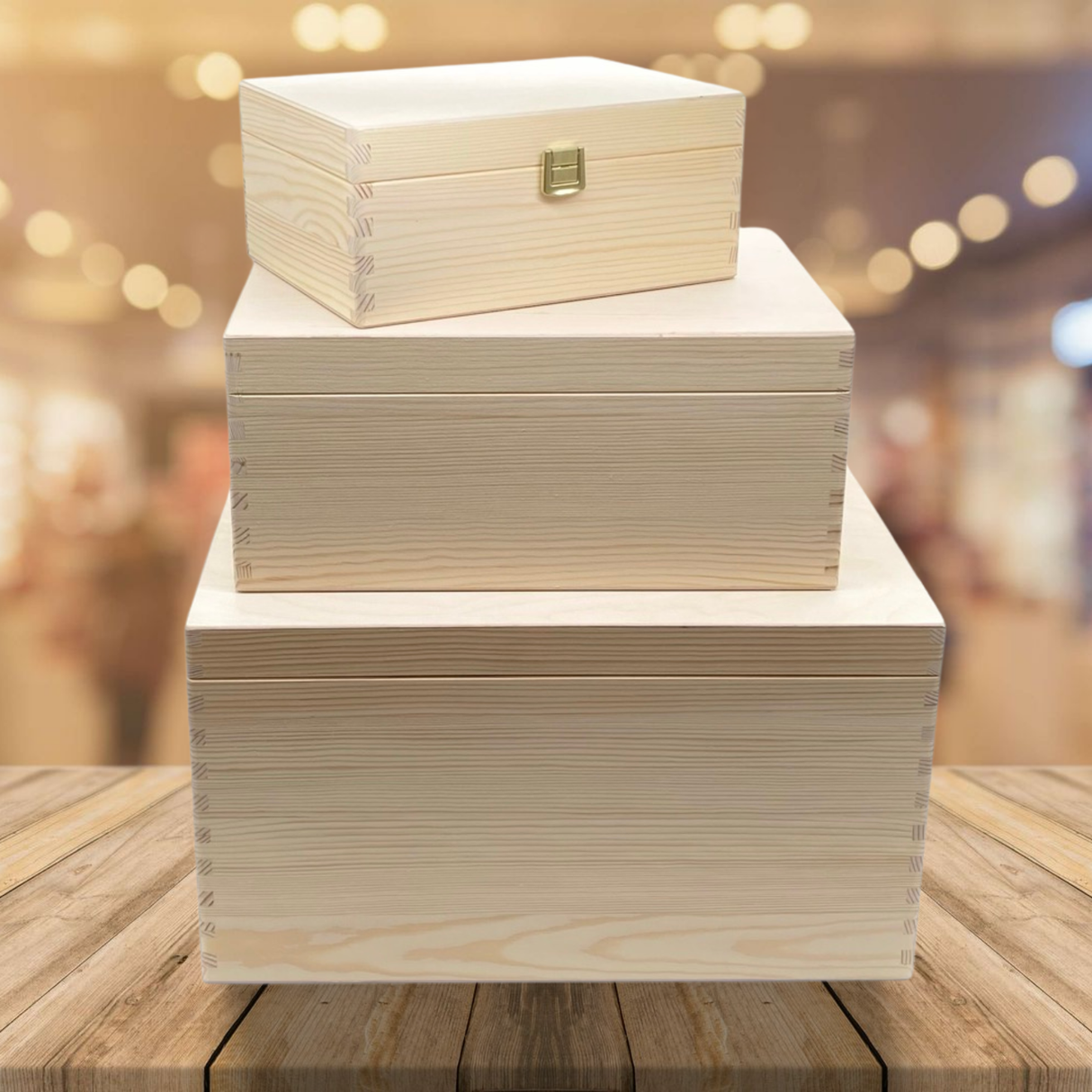 Weiße Holzlagerboxen mit Metallverschluss und Griff.