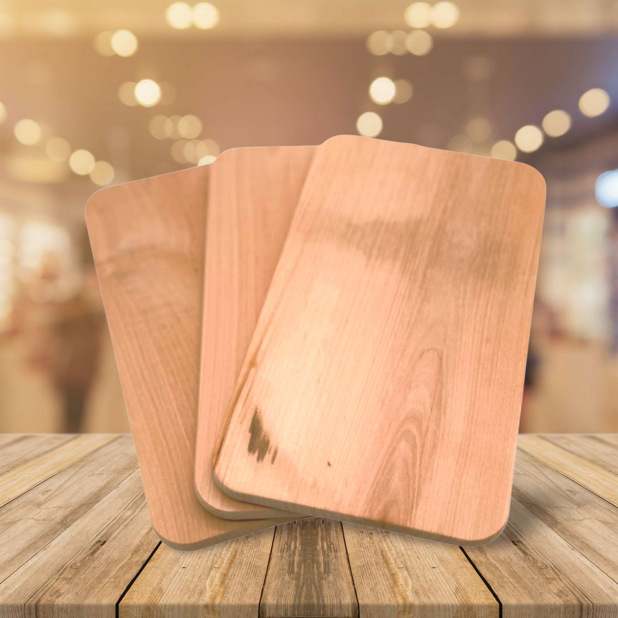 Schneidebretter aus Holz mit natürlicher Maserung und hellbrauner Farbe.