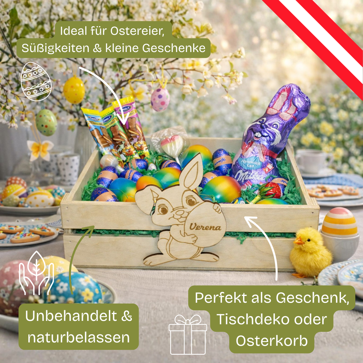 Ein hellholzfarbenes Osterkorb aus Holz, gefüllt mit buntfarbigen Schokoladeneiern, einem großen lila-bunten Süßigkeiten in Hasenform und grünem Konfetti-Papier.