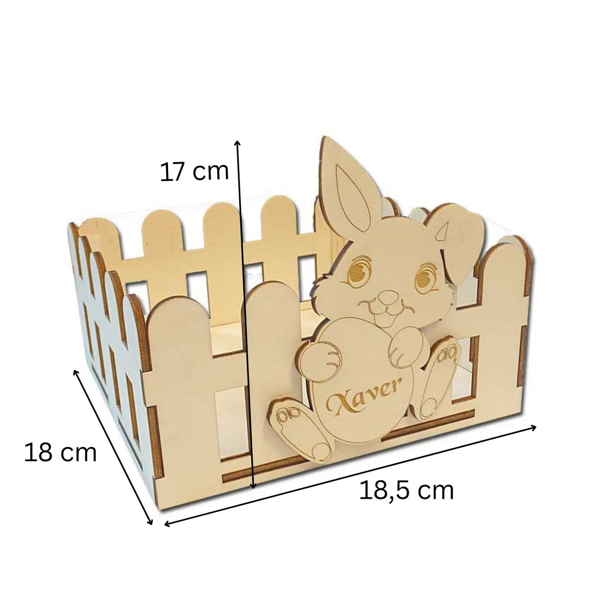 Ein hellfärbiger, holzener Organizer im Hasenmotiv mit Lattenzaun-Design und eingraviertem Namen.