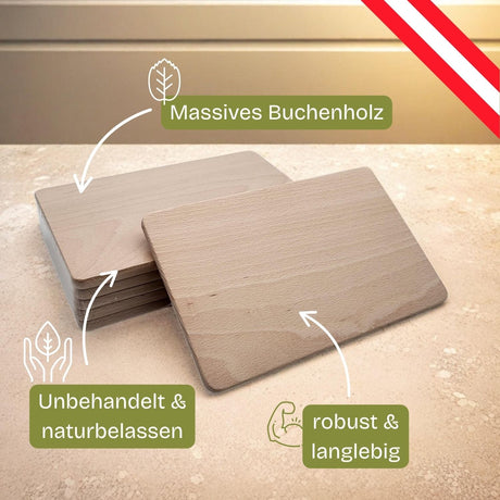 Stapel von quadratischen Holzuntersetzern.