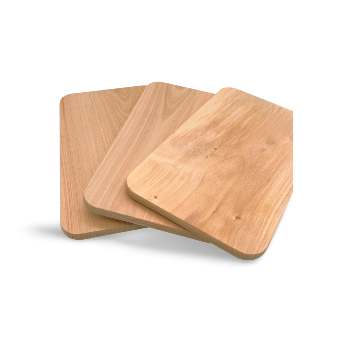 Drei helle Holzschneidebretter mit abgerundeten Ecken.