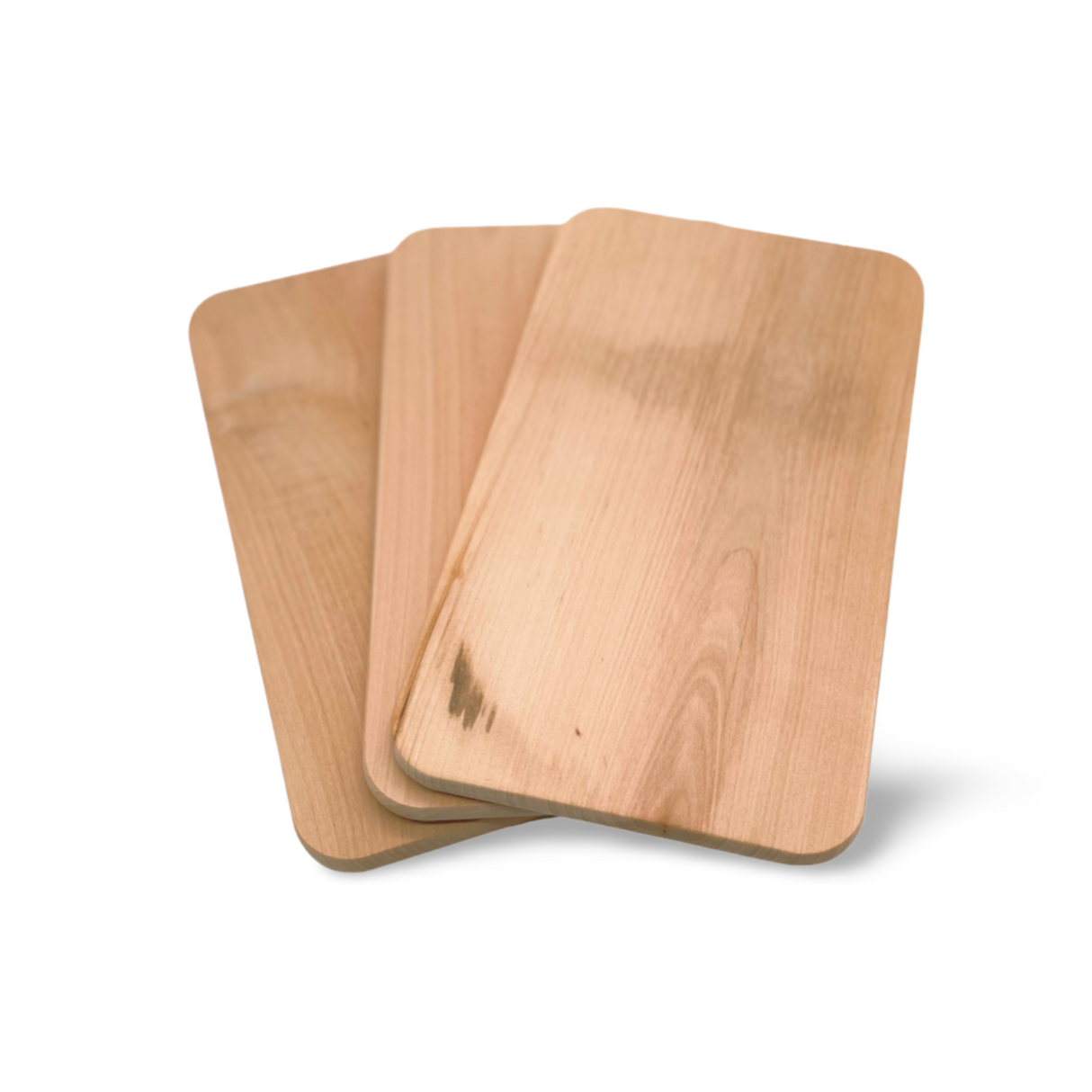 Ein Stapel von drei hellen, rechteckigen Holzschneidebrettern mit abgerundeten Ecken.