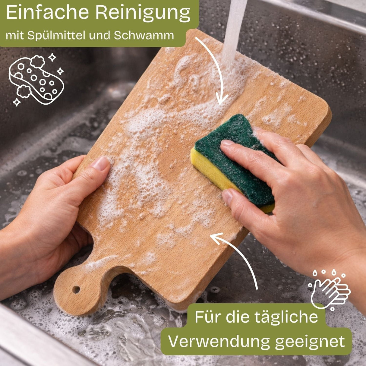 Hellbraunes hölzernes Schneidebrett mit Griff und abgerundeten Ecken, das unter fließendem Wasser mit einem grün-gelben Schwamm geschrubbt wird.