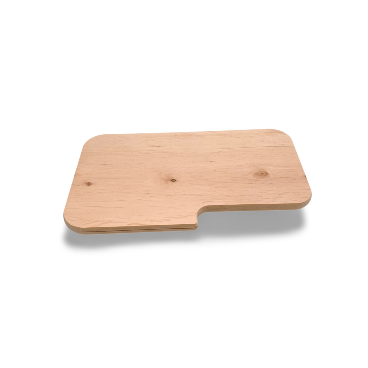 Ein helles Holzschneidebrett mit abgerundeten Ecken und einem rechteckigen Ausschnitt auf einer Seite.