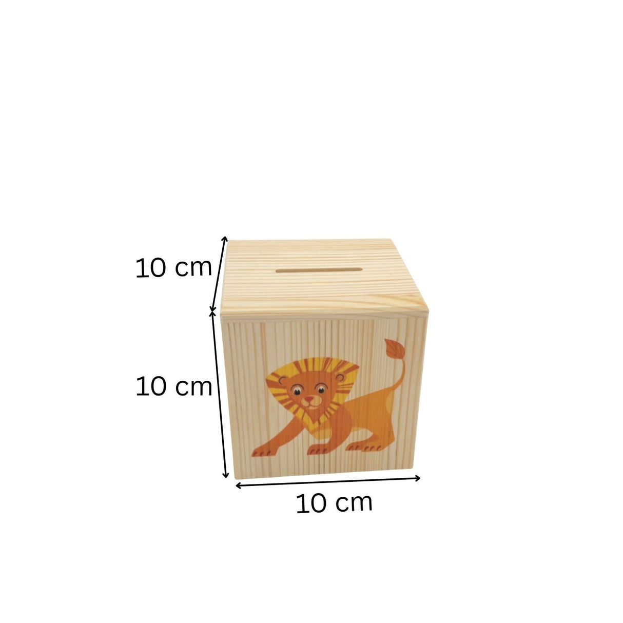 Eine würfelförmige Spardose aus Holz mit einem Löwenmotiv, die auf jeder Seite 10 cm misst.