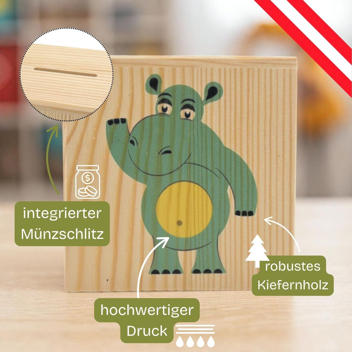 Ein Sparschwein aus Holz mit einem grünen Nilpferd.