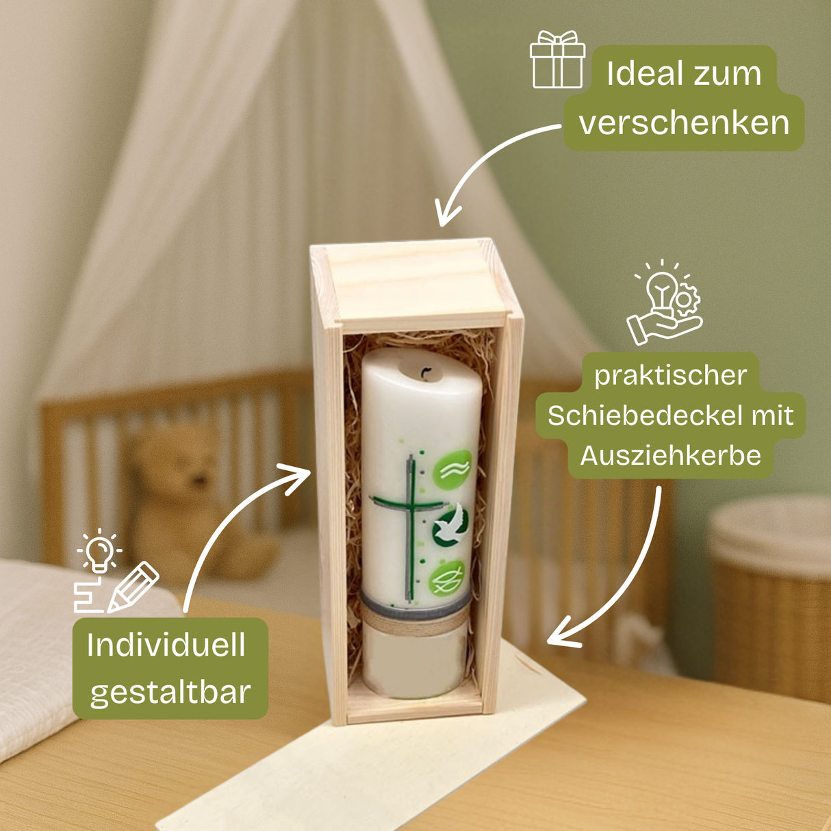 Weiße Keramik-Kerze mit grünem Kreuz- und Tauben-Design, in einer Holzbox eingelegt.
