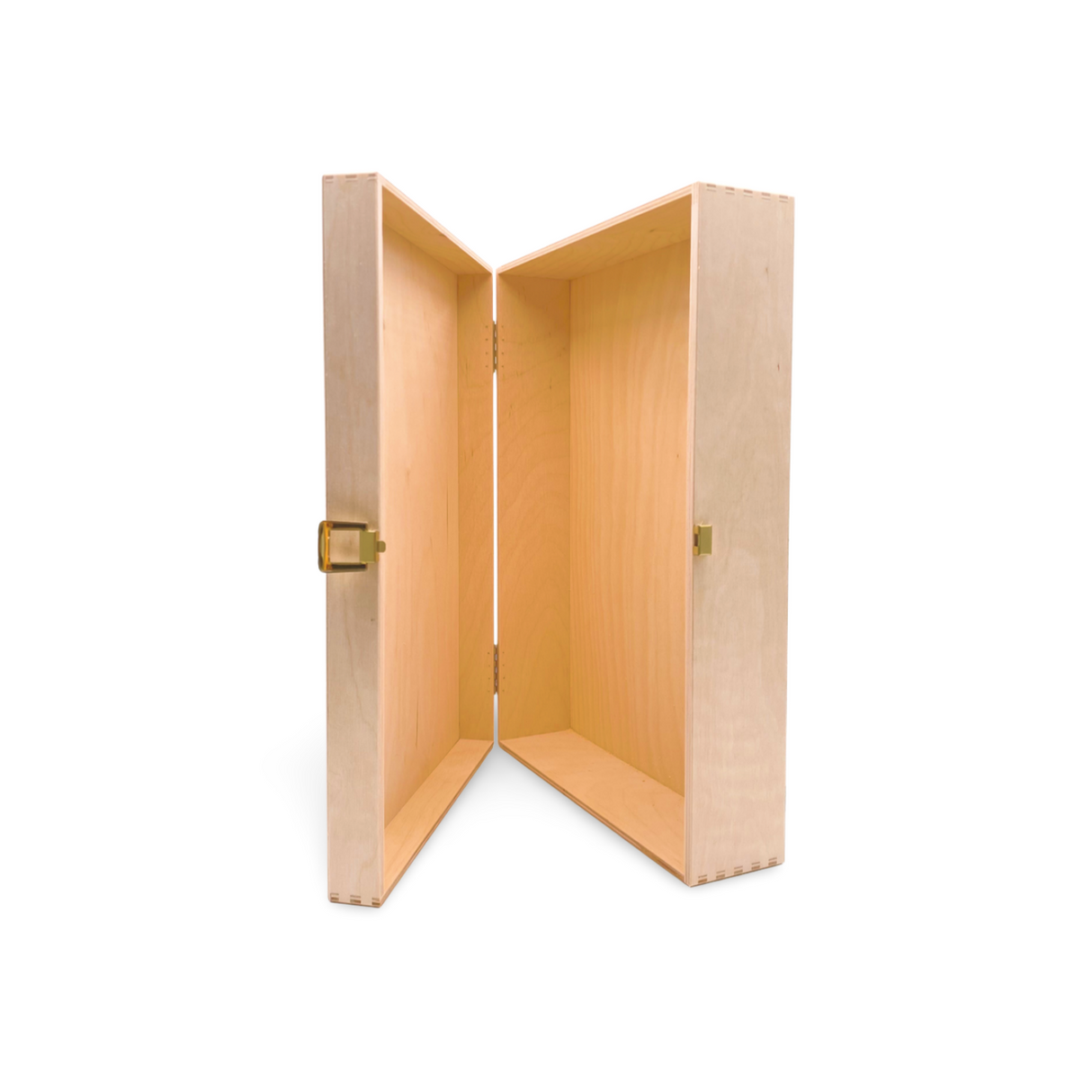 Ein offenes, leeres, helles Holzkästchen mit einem Riegel.