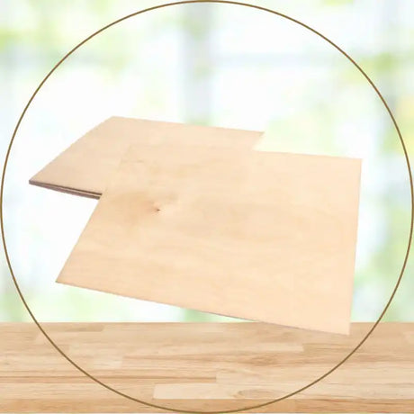 Zwei hellfarbige, rechteckige Holzplatten mit sichtbarer Maserung.