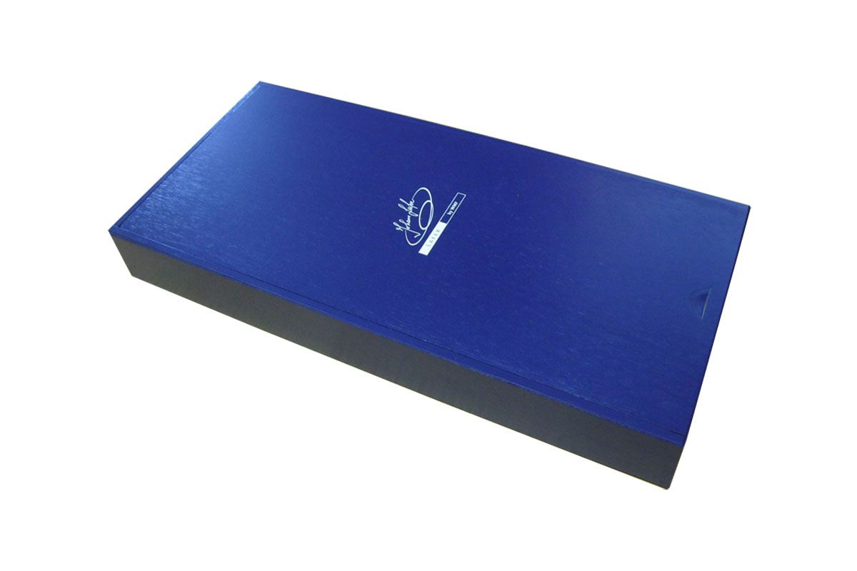 Edle, blau lackierte Holzkiste mit Schiebedeckel und weißem Siebdruck auf dem Deckel