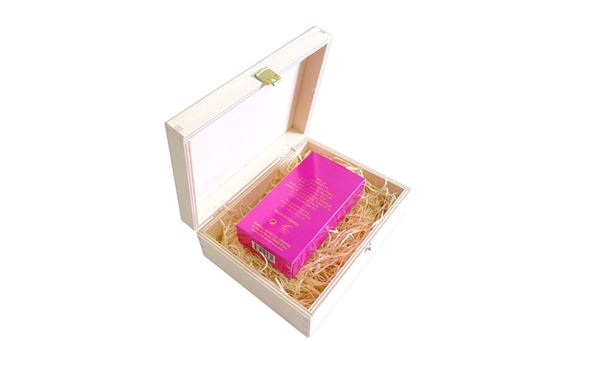 Beispielfotos, Holzkassette als Geschenksverpackung für Parfüm
