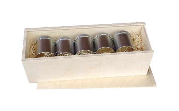 Beispielfoto, Holzkiste als Geschenksverpackung für verschiedene Gewürze