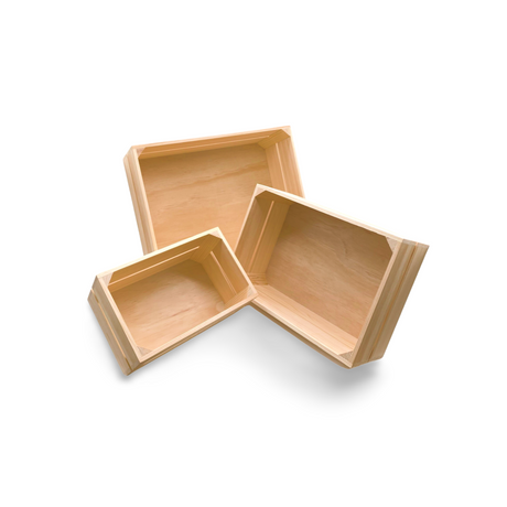 Drei hellfarbene Holzkisten unterschiedlicher Größen, gefertigt mit sichtbarer Holzmaserung und einfachem rechteckigem Design.