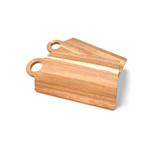 Holzschneidebretter mit Griffen, natürliche Holzfarbe und Maserungstextur.