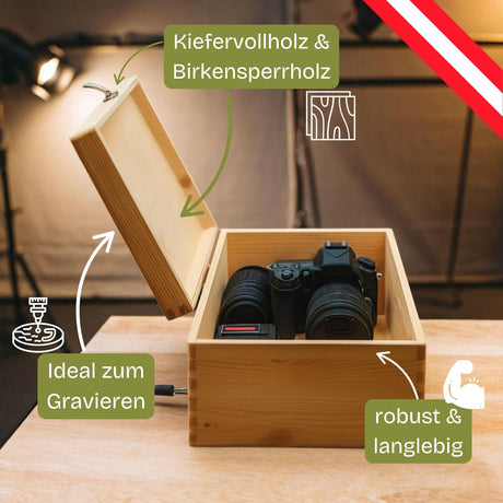 Holzkiste mit Kamera im Inneren.
