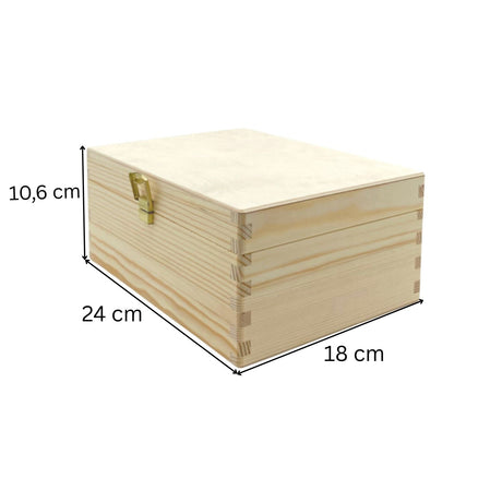 Eine helle Holzkiste mit goldfarbenem Verschluss und den Außenmaßen 24 cm x 18 cm x 10,6 cm.
