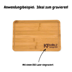 Bambus-Schneidebrett mit geprägtem Logo und Text, hellbraune Farbe.