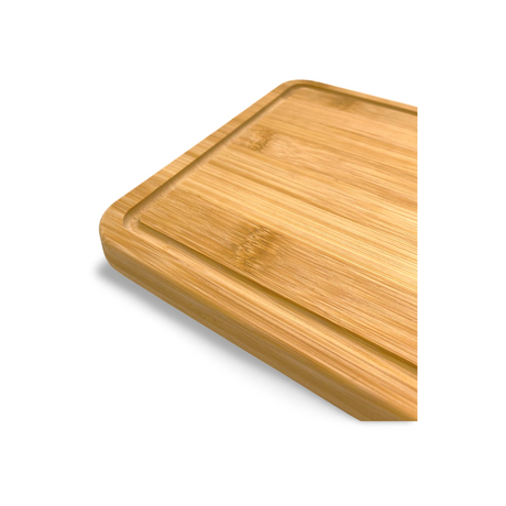 Bambus-Schneidebrett mit abgerundeten Ecken und einer Nut für eine einfache Reinigung.
