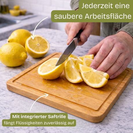 Hellbraunes Holzschneidebrett mit integrierter Saftmulde.