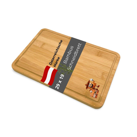 Ein rechteckiges, hellbraunes Bambusschneidebrett mit glatter Oberfläche und abgerundeten Kanten.