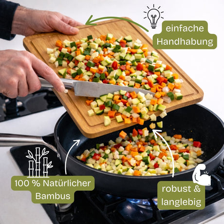 Ein rechteckiges hölzernes Schneidebrett mit natürlichem Bambus-Finish, das eine glatte Oberfläche und abgerundete Kanten aufweist.