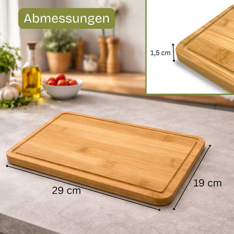 Rechteckiges Bambus-Schneidebrett mit abgerundeten Kanten und natürlicher Holzmaserung.
