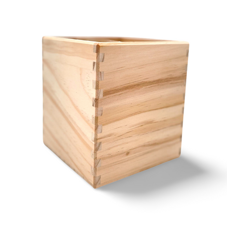 Holzwürfel-Blumentopf mit natürlicher Holzmaserung und einfachem Design.