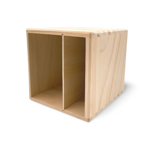 Holzwürfel-Regalbox mit Schiebetür, hellbraune Farbe und natürlichem Holzfinish.