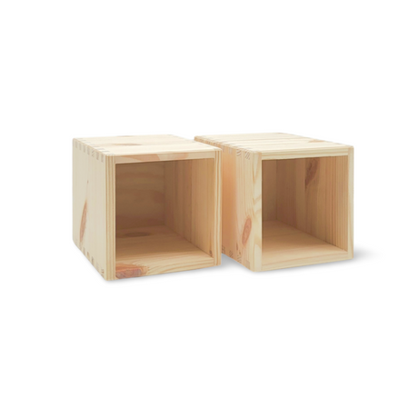 Zwei unfertige Würfelkisten aus Holz.