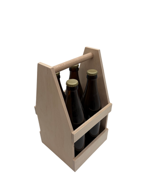 Hellesfarbenes hölzernes Bierträger, das vier dunkelbraune Flaschen mit goldenen Verschlüssen hält.