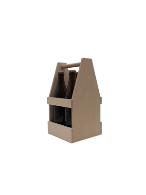 Helles hölzernes Bierträger, das zwei dunkelbraune Glasflaschen hält.