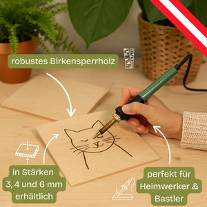 Quadratische Birkensperrholzplatten werden für die Pyrographie verwendet.