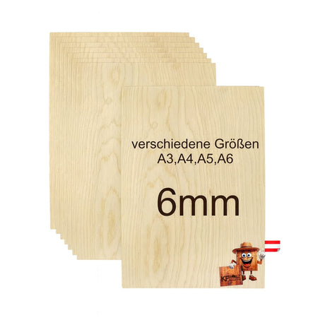 Stapel von hellen Sperrholzplatten.