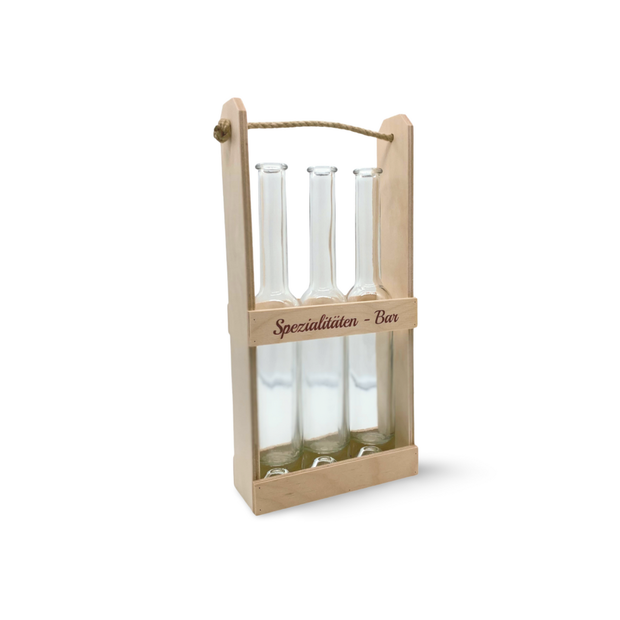 Ein hölzerner Träger mit drei leeren Glasflaschen, der mit einem Seilgriff versehen ist.