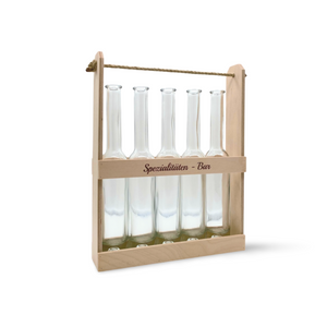 Ein hölzerner Behälter mit fünf leeren, klaren Glasflaschen mit schmalem Hals.